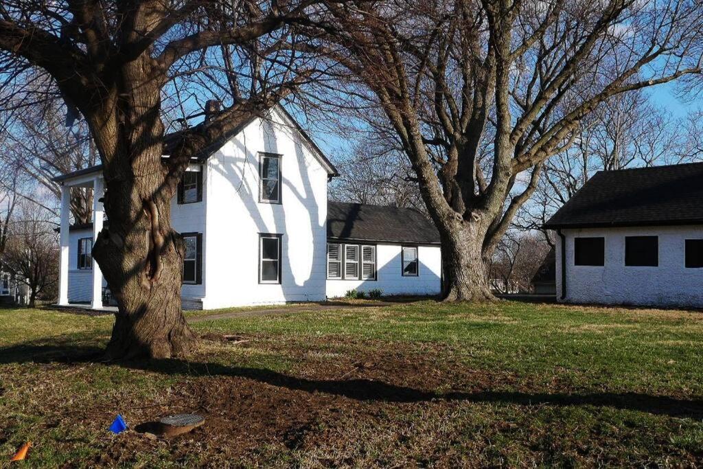 1908 Modern Farmhouse On Large Private Treed Lot Shawnee Exterior photo